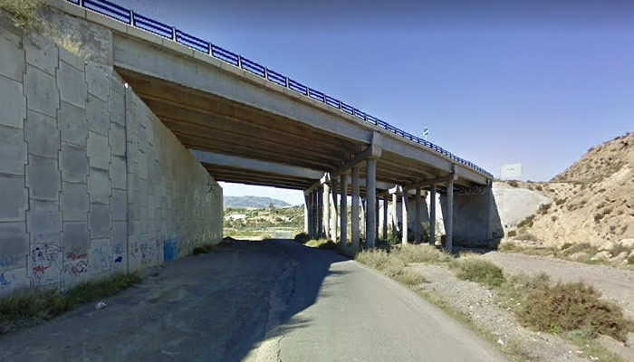 Lorry driver dies in Almeria after his vehicle drops 10 metres from a bridge