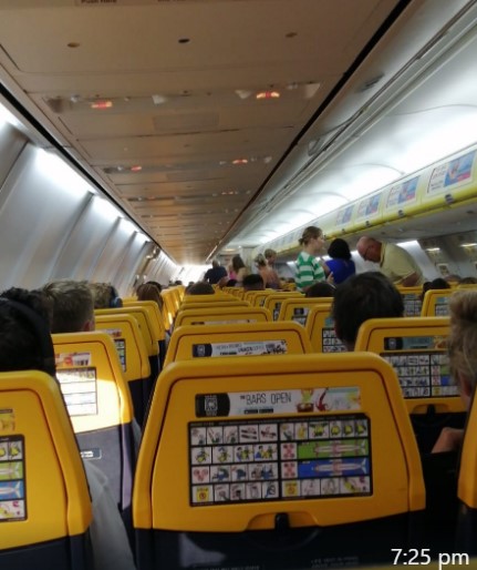 EXCLUSIVA: Caos en la pista de Alicante mientras los pasajeros exigen abandonar el vuelo retrasado de Ryanair