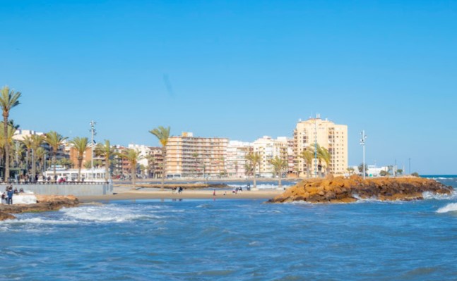 Explosion on boat in Alicante's Torrevieja leaves three people with minor burns