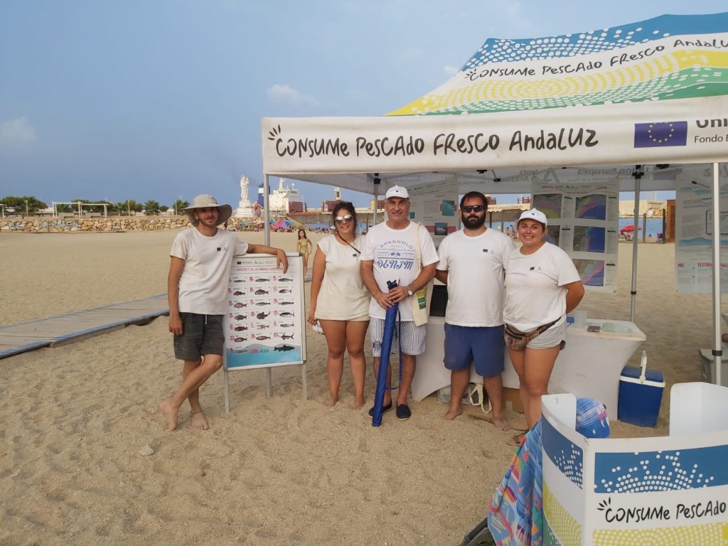 The Junta's ‘Eat more fish’ campaign reaches the Garrucha (Almeria) beaches