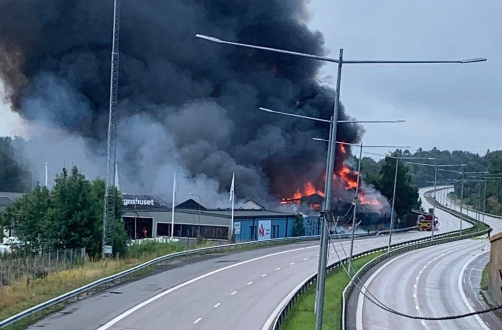 WATCH: E6 motorway at Kålleredsmotet closed after huge industrial estate fire in Kållered, Sweden