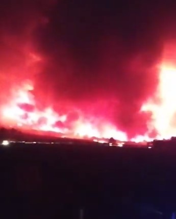 One hundred troops are working to extinguish a fire in Murcia's Jumilla.