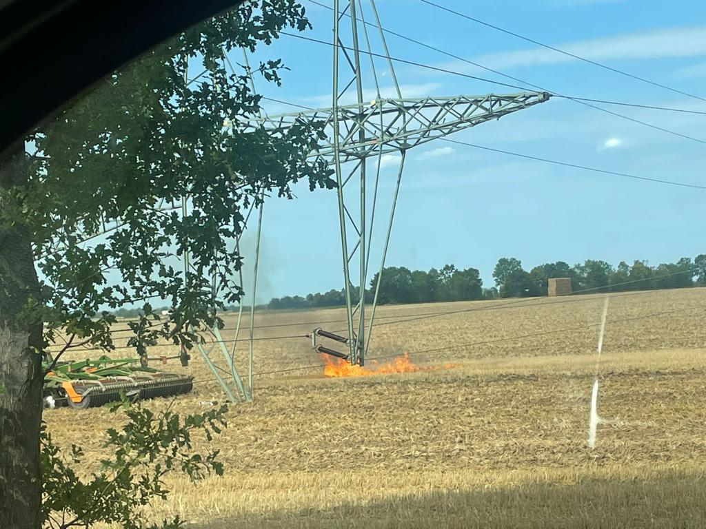 Thousands of homes affected after tractor knocks down 110,000-volt electrical mast in Weilerswist, Germany