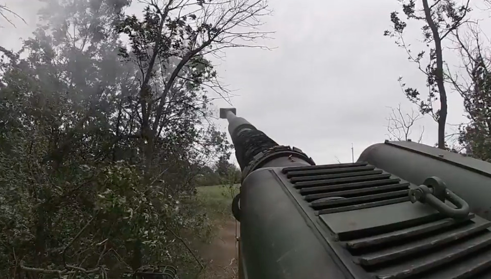 WATCH: Ukraine show the AHS Krab self-propelled howitzer in action
