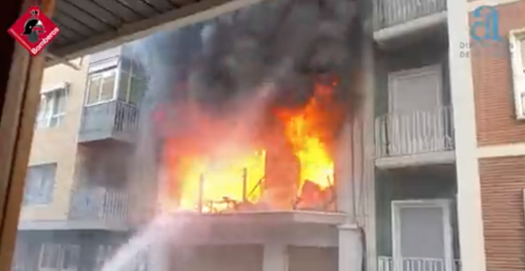WATCH: Dangerous flat fire in Spain's Elche leaves three firefighters injured