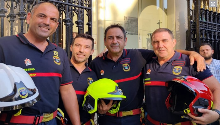 Benalmadena Fire Brigade receives Brotherhood of La Paloma badge from Madrid firefighters