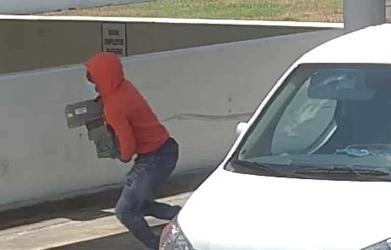 WATCH: Masked man steals money boxes from ATM machine technician in Houston, Texas (USA)