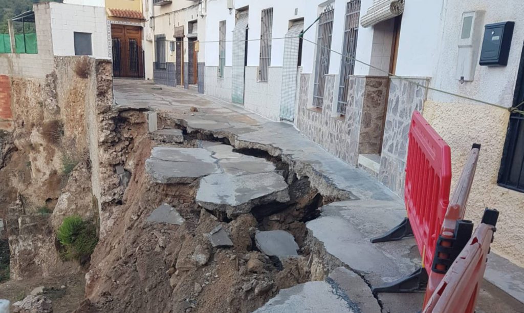 Woman injured after huge landslide causes sinkhole in Buñol, Valencia, Spain