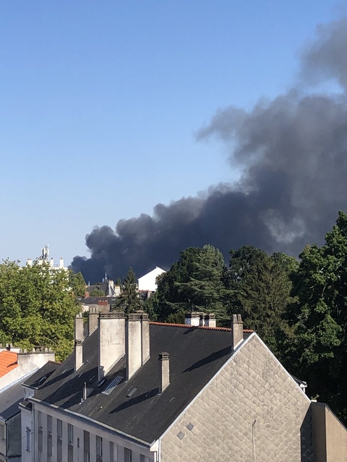 HUGE fire breaks out in France's Nantes near Prairie de Mauves