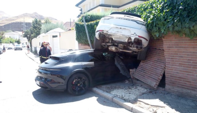WATCH: Porsche driver in Madrid ends up on top of another parked Porsche