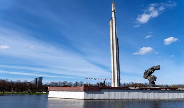 WATCH: Latvia topples enormous Soviet-era obelisk in Riga's Victory Park