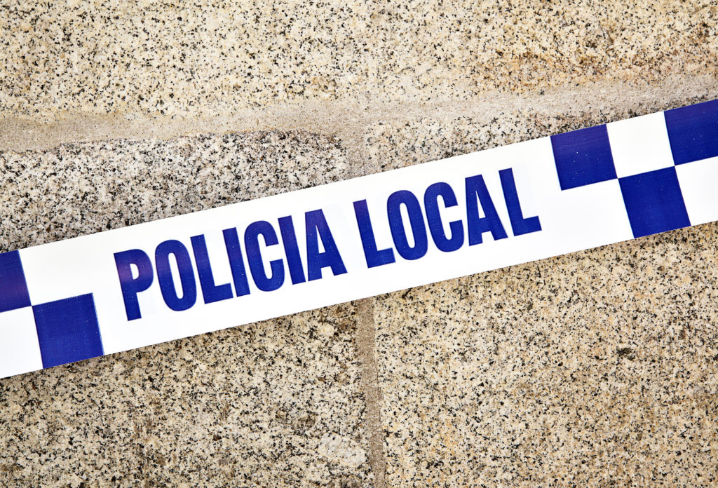 Police from Spain's Aljaraque (Huelva) save two-year-old from locked car in Corrales