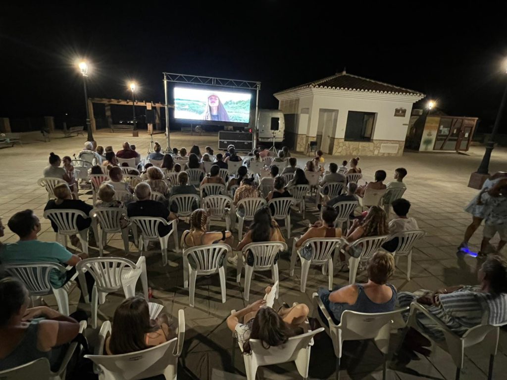 Outdoor cinema evening in Axarquia town strengthens ties between children and grandparents