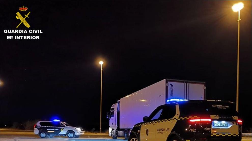 Alicante's Guardia Civil investigating drunk lorry driver zigzagging on the motorway