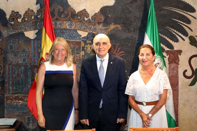 The mayor with representatives of Bancosol