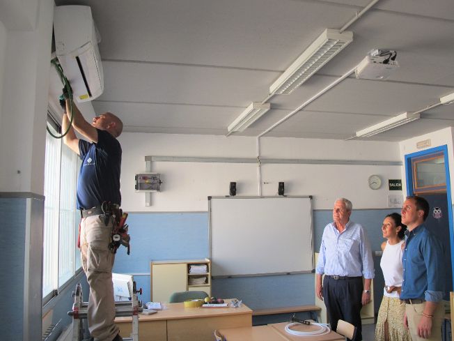 Air-conditioning for pupils in sun-filled classrooms in Vera (Almeria) schools