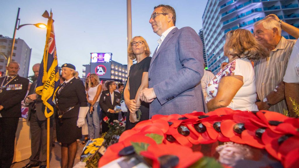 Benidorm (Alicante) mourns and pays homage to Queen Elizabeth II