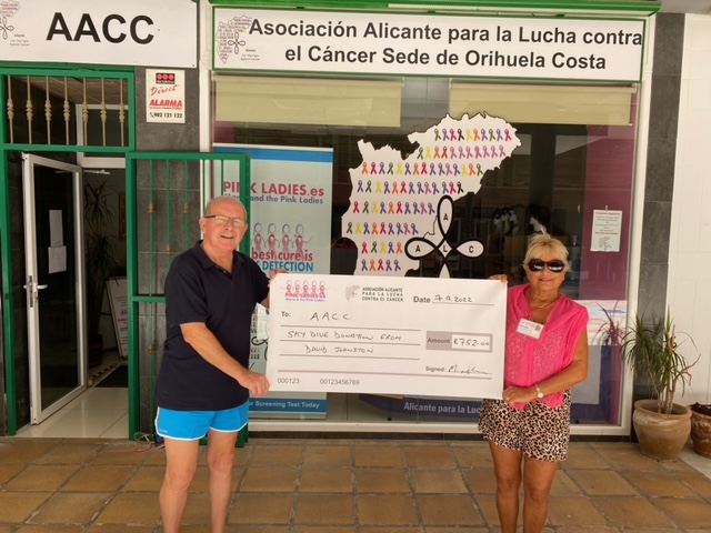 Courageous fundraiser presents AACC charity with €752 in Playa Flamenca (Alicante)
