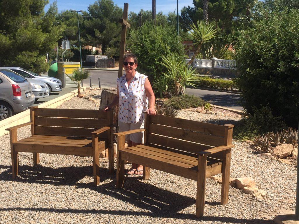 Two new benches for the garden of the Campoverde (Alicante) church