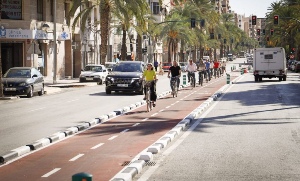 Elche's new bicycle lane consolidates the green city model