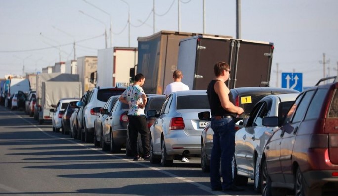 Kazakhstan reports traffic jams on border with Russia as citizens try to avoid mobilisation