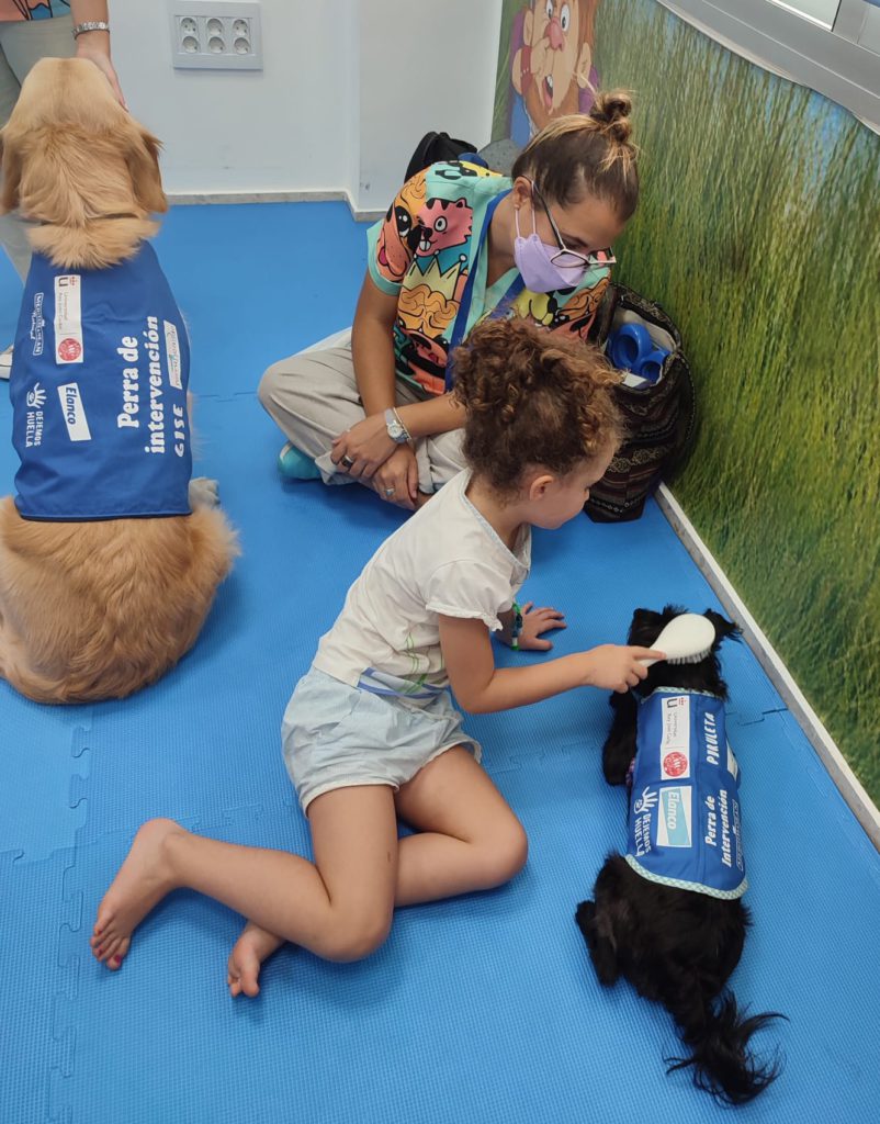 Dog-assisted therapy programme helps children undergoing medical treatment in Malaga's Axarquia