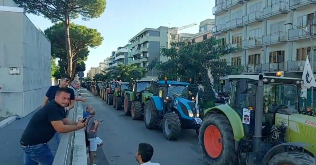 WATCH: Italian farmers protest forced slaughter of cattle and energy price increase