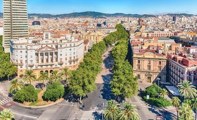Shocking incident sees British tourist stabbed by gang of bag thieves in Spanish city of Barcelona