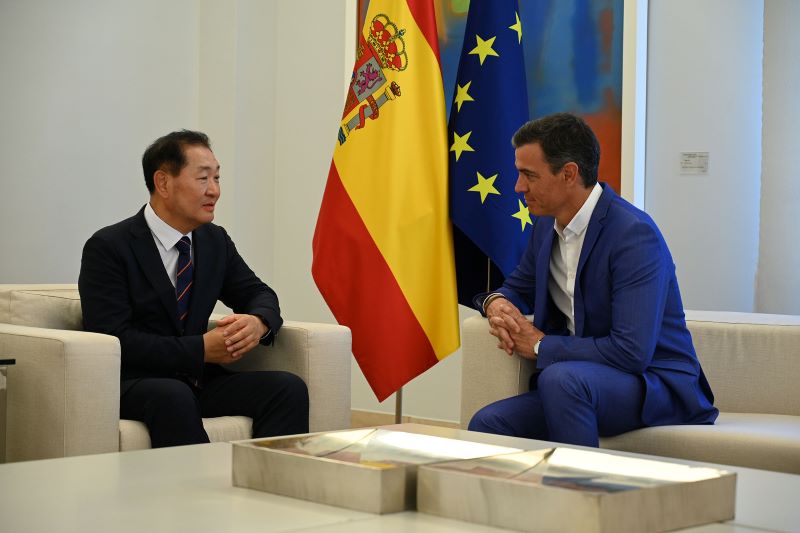 Prime Minister Sánchez in conversation with Jong-Hee Han