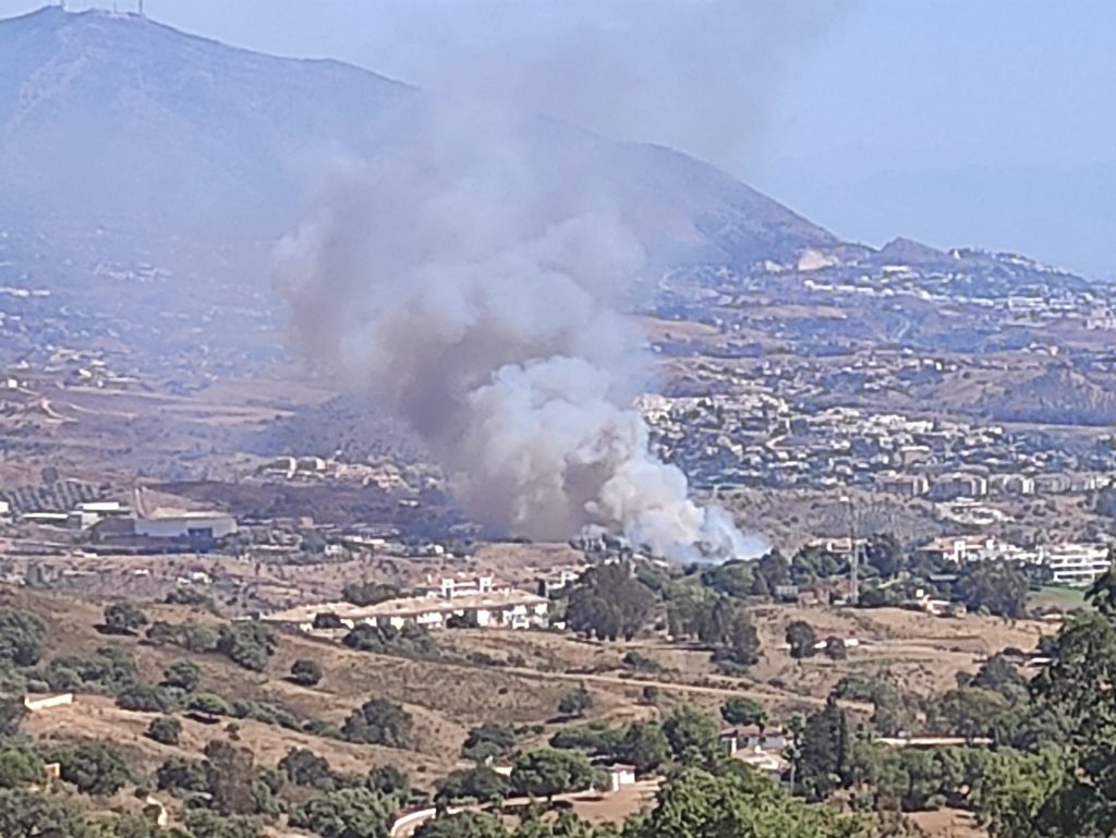 BREAKING: HUGE fire in Malaga's Mijas reportedly near Santana Golf Resort