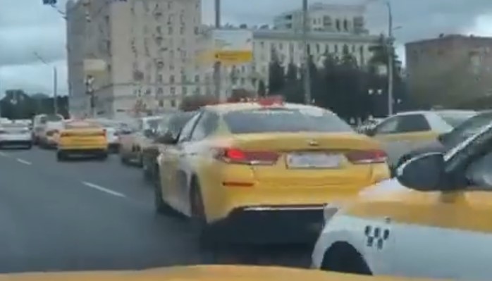 WATCH: Hacker redirects Moscow taxis to same location, blocking the city centre