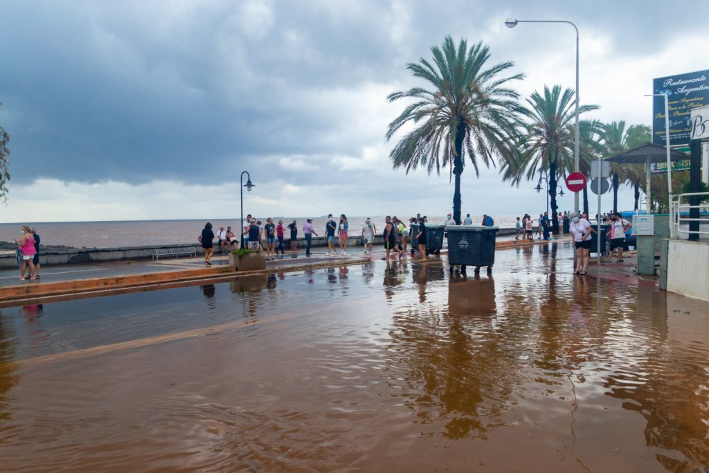 An range alert has been issued for heavy rainfall across the Valencia Community coastline