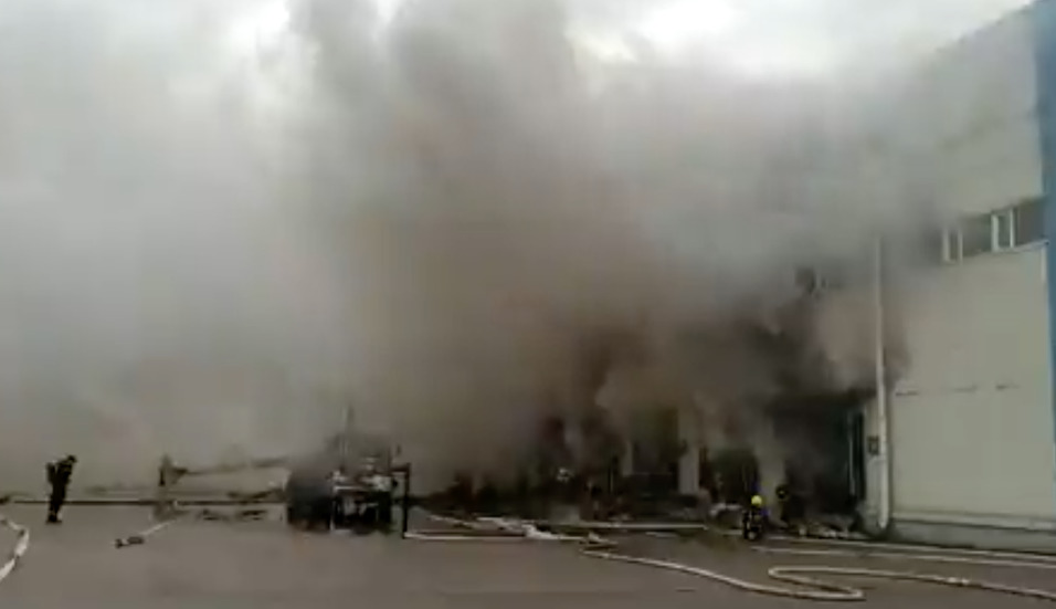 WATCH: Huge 1,000 square metre warehouse fire in Pushkinsky district of St. Petersburg, Russia