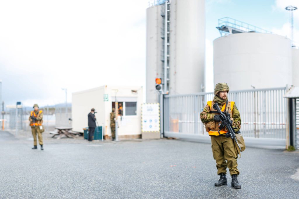 Norwegian soldiers deployed throughout Norway to guard oil facilities