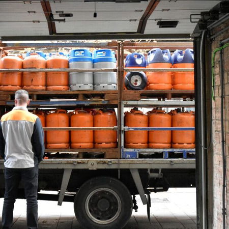 Image of a lorry carrying butane gas cylinders in Spain.