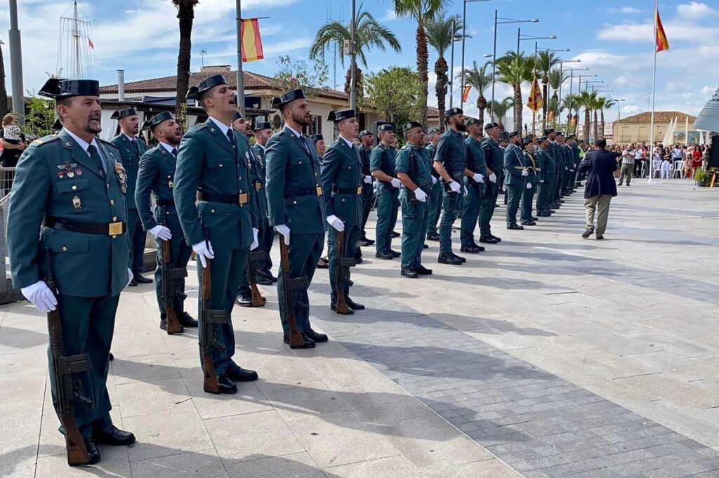 Torrevieja (Alicante) awards for the local artist and the Guardia Civil force