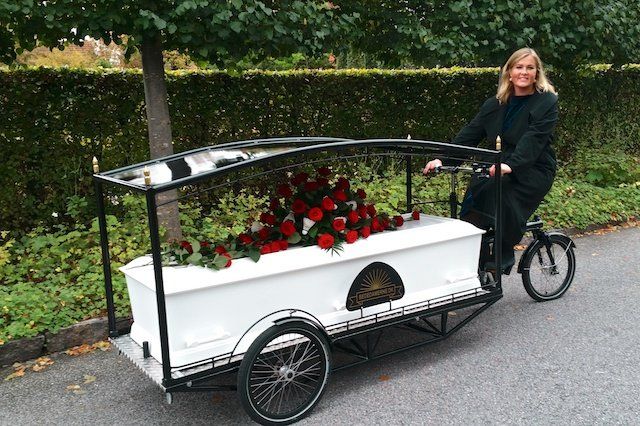 Bicycle hearse brings green cost-effective funerals to city