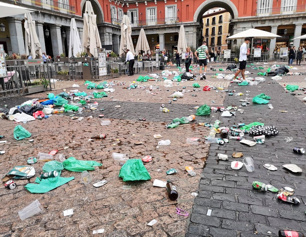 Celtic football fans trash Madrid's Plaza Mayor