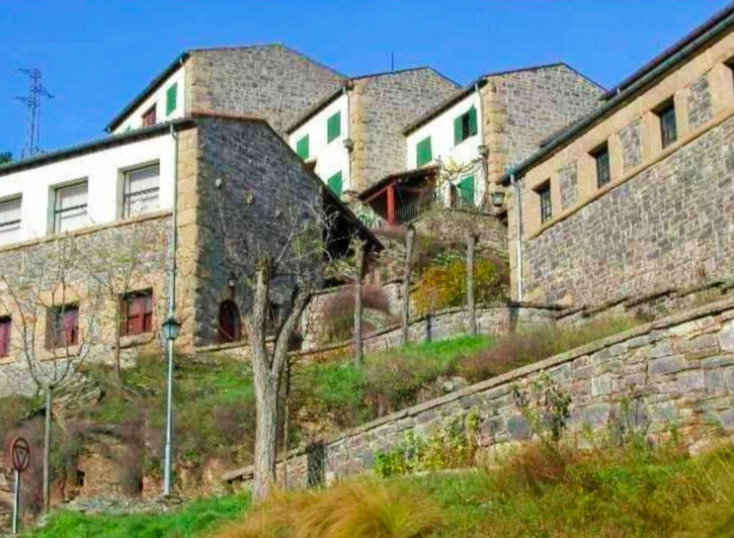 Compra un PUEBLO español entero con 44 casas y un hotel por solo 260.000€