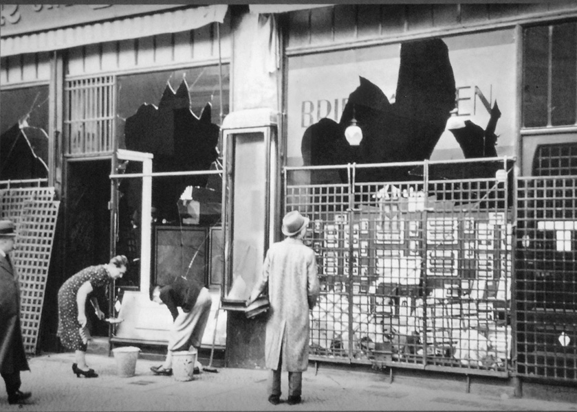 Clearing up after Kristallnacht in Berlin