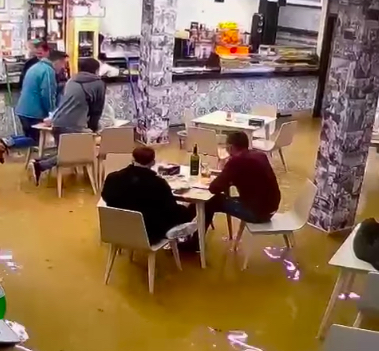 Weird moment Valencia bar is flooded by DANA torrential rain and nobody minds