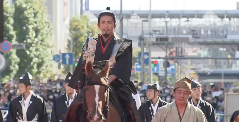 WATCH: HUGE crowds at Gifu Nobunaga Festival witness Japanese actor Takuya Kimura riding on horseback