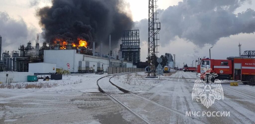 WATCH: Major fire beaks out at an oil refinery in Angarsk, Russia.