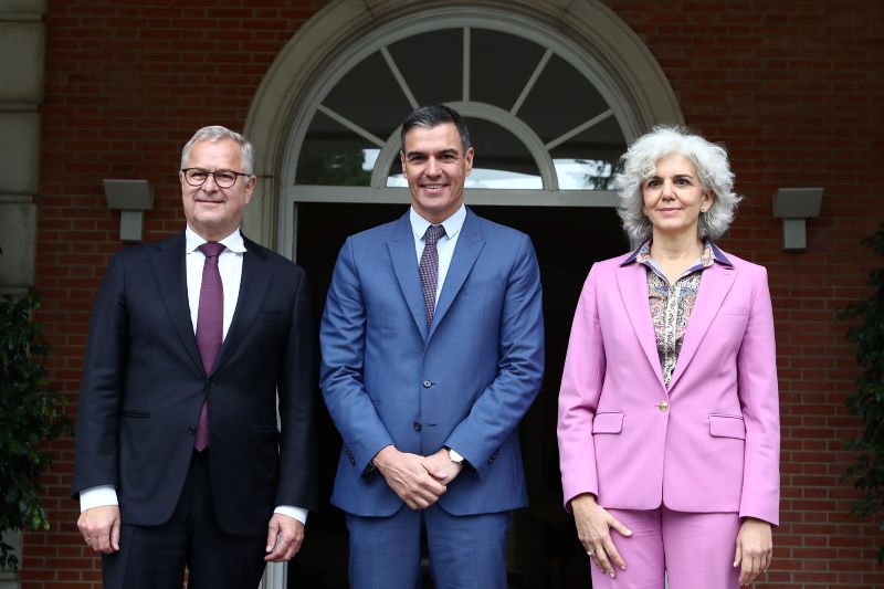 Pedro Sánchez flanked by Maersk executives