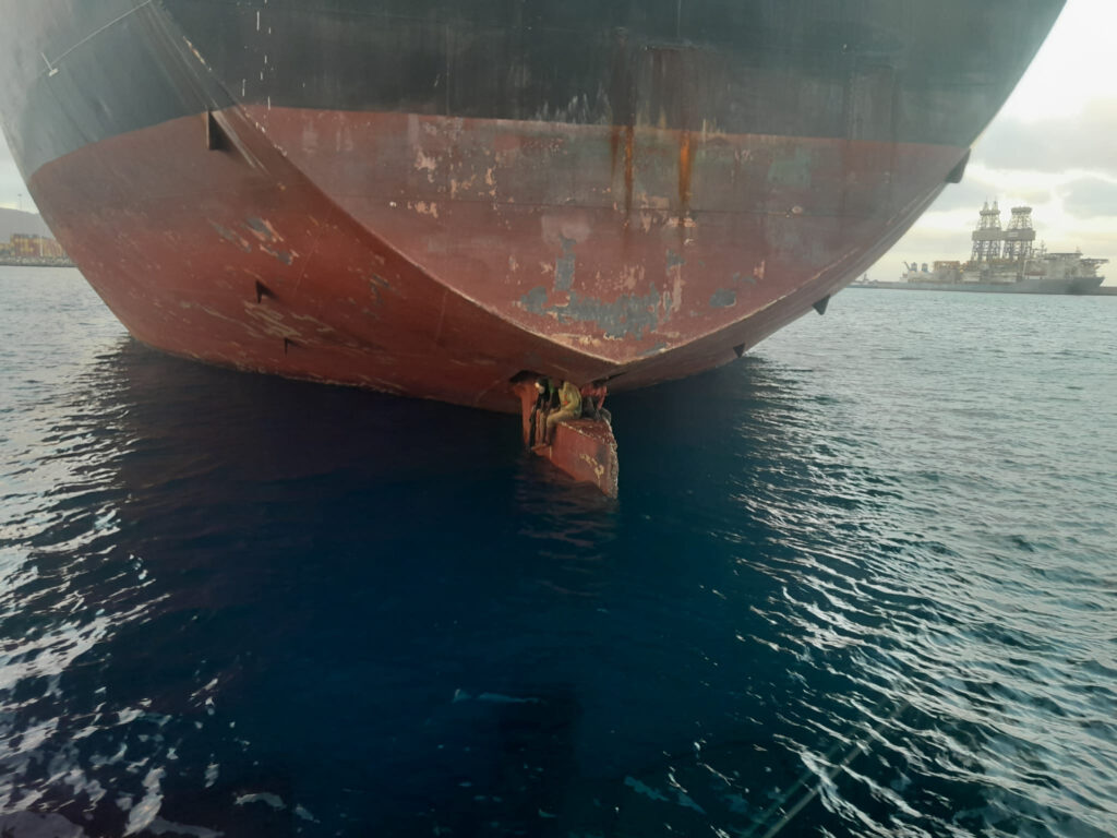 Incredible photo shows 3 African migrants stowed away on a ship's rudder in the Canary Islands