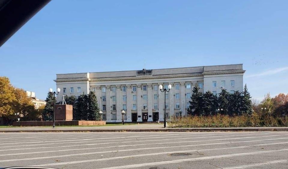 Russian flag removed from Kherson's main admin building and checkpoints around city reportedly abandoned