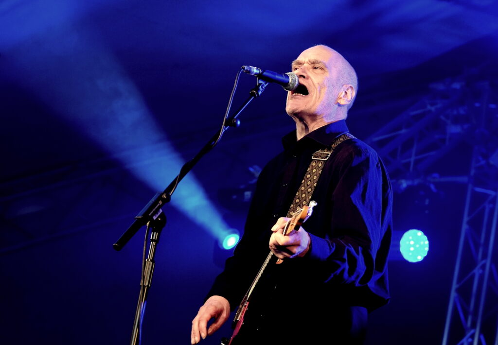 BREAKING: Legendary British guitarist dies at home aged 75