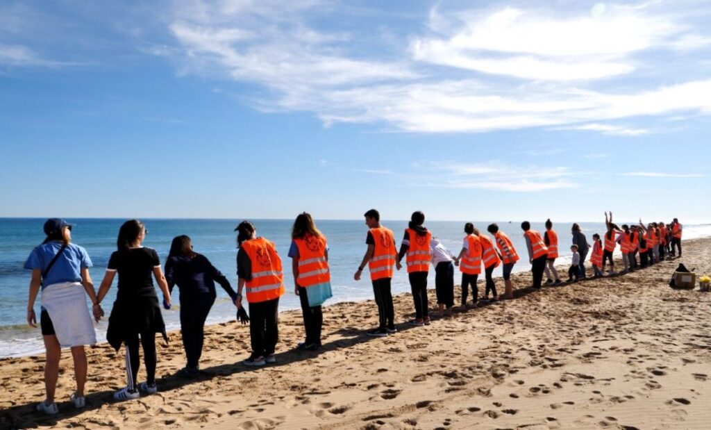 Plastics collected during Elche (Alicante) pupils' beach-cleaning initiative underlines some sobering facts