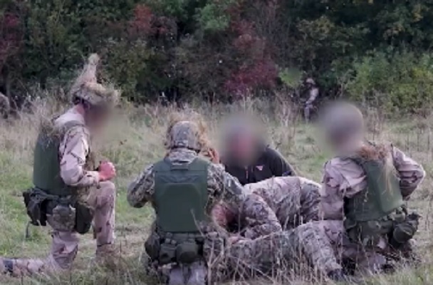 WATCH - Ukrainian soldiers receive training and kit in the UK