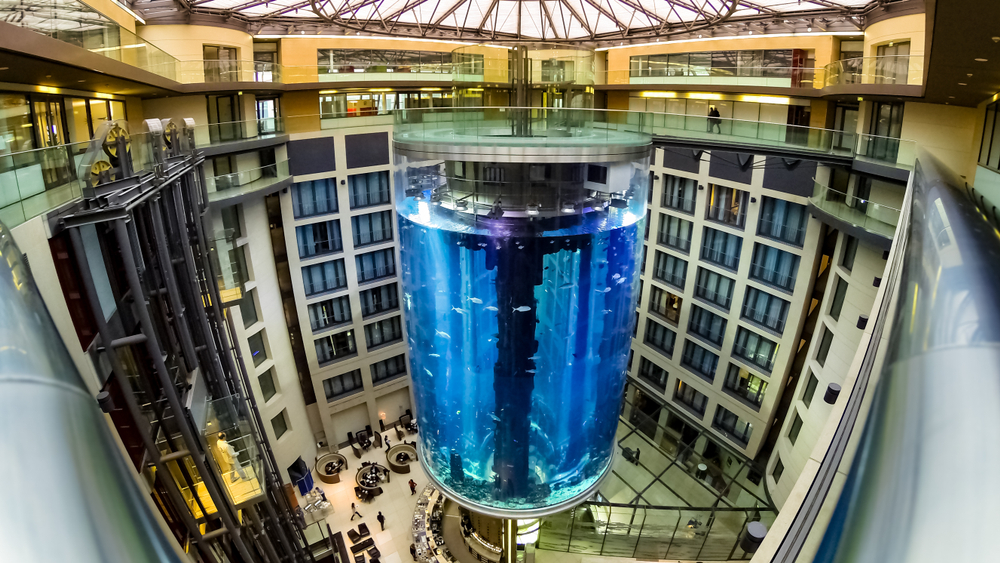 Largest free standing Aquarium in the world explodes killing more than 1,500 fish
